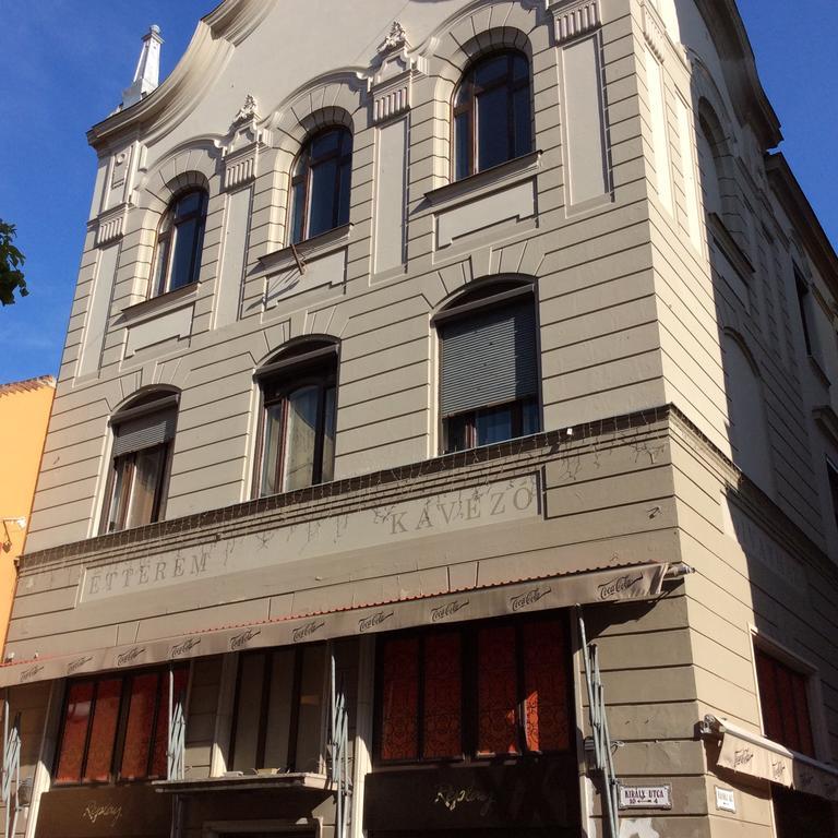 Szundi Szobak Pécs Exteriör bild
